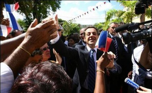 La double casquette de Nicolas Sarkozy, candidat à la présidentielle et ministre de l'Intérieur, poste qu'il quittera le 26 mars mars, a suscité jusqu'au bout la polémique, ses adversaires, à gauche mais aussi à l'UDF, dénonçant une "confusion des genres" et des moyens.