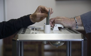 Le dépôt d'un bulletin de vote dans une urne.