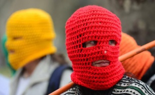 Le groupe punk russe Pussy Riot, dont trois membres ont été condamnés à deux ans de camp pour une prière "punk' anti-Poutine dans une cathédrale de Moscou, préparent une nouvelle action de protestation en Russie, ont annoncé jeudi deux membres de la formation.