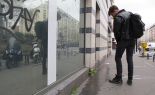 Xavier Delaporte devant des traces d'urine dans le 18e arrondissement