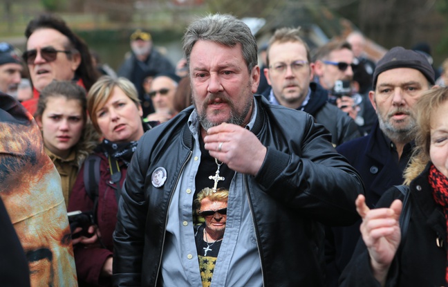 Des Strasbourgeois et les clubs de bikers rendent hommage à Johnny Hallyday à Strasbourg, le 9 décembre 2017.