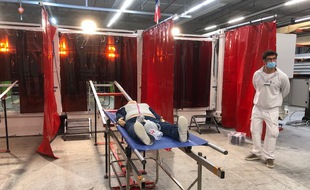 Les patients inconscients sont transportés sur des rails pour subir une décontamination chimique dans l'unité mobile du Samu 31.