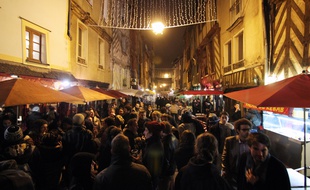 Illustration de clients devant des bars, ici dans la rue Saint-Michel.