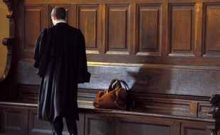 De jeunes avocats, appuyés par le barreau de Paris, ont obtenu pour la première fois l'annulation d'une garde à vue pour défaut d'accès d'un avocat au dossier de son client, mais cette avancée des droits de la défense reste fragile car le parquet a fait appel.
