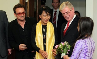 Aung San Suu Kyi fête mardi ses 67 ans au Royaume-Uni, une étape de sa tournée européenne particulièrement chargée d'émotions pour l'opposante birmane qui, 24 ans plus tôt, quittait ce pays en laissant derrière elle mari et enfants.