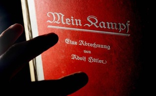 Un exemplaire du manifeste antisémite d'Adolf Hitler, «Mein Kampf».