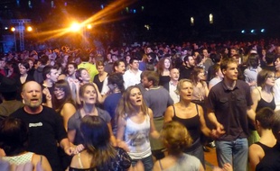 Environ 8.000 danseurs viennent chaque année au fest-noz de Yaouank. Ici en 2011.