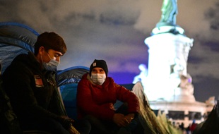 Des migrants ce lundi soir, place de la République à Paris.