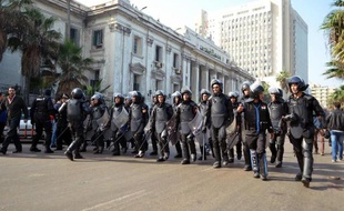 Une personne a été tuée jeudi soir par balle dans des heurts à Alexandrie, dans le nord de l'Egypte, entre partisans et opposants du président islamiste Mohamed Morsi destitué par l'armée, a-t-on appris de source sécuritaire.