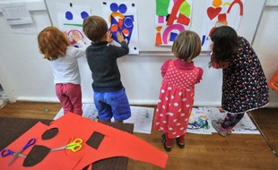 Des élèves participent à des activités périscolaires, dans le cadre de la réforme des rythmes scolaires, à Nantes