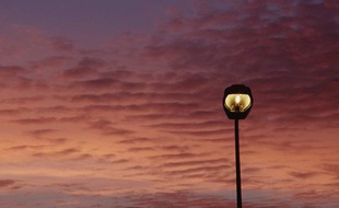 Un lampadaire au coucher du soleil.