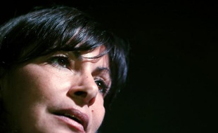 La socialiste Anne Hidalgo, candidate à la succession du maire de Paris Bertrand Delanoë, a appelé dimanche sa possible concurrente Nathalie Kosciusko-Morizet à faire la preuve de sa "modernité" en prenant notamment position sur la parité et le non-cumul des mandats.