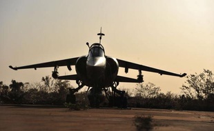Les chefs d'état-major ouest-africains étaient réunis mardi à Bamako pour préparer la "libération" du nord du Mali des groupes armés islamistes qui l'occupent, tandis que la France poursuivait ses frappes aériennes et a annoncé le déploiement à terme de 2.500 soldats sur le terrain.