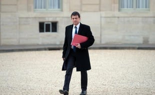 Manuel Valls a envoyé à ses préfets ses instructions contre l'immigration irrégulière dans une circulaire ayant l'ambition d'allier une "politique ferme" d'éloignement des clandestins et "le respect" des principes de la France.