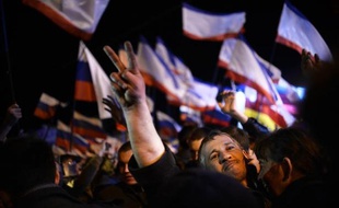 Un habitant de Crimée célèbre la victoire du référendum pour le rattachement à la Russie le 16 mars 2014