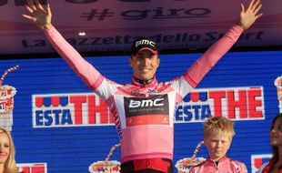 Pour ses débuts dans le Giro, l'Américain Taylor Phinney, 21 ans, a endossé d'emblée le maillot rose de leader, samedi, après sa victoire dans la première étape, un contre-la-montre de 8,7 kilomètres dans les rues de la ville danoise de Herning