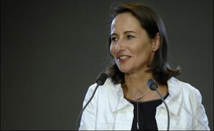 Ségolène Royal affirme que dans la campagne présidentielle du PS c'est elle-même qui "trace la ligne" et "propose des solutions efficaces" sans être "prisonnière d'aucun dogme".