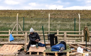 Des migrants à Calais, le 18 février 2019.