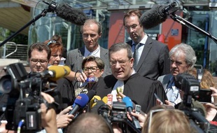 La mère de Vincent Lambert, Viviane Lambert, et son avocat Jean Paillot, devant la presse le 5 juin 2015 à Strasbourg