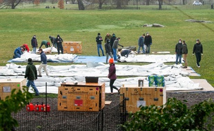 Des bénévoles installent un hôpital de campagne à Central Park, à New York, le 29 mars 2020.