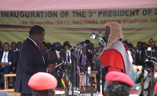 Le nouveau président du Zimbabwe Emmerson Mnangagwa (à gauche) prête serment à Harere, le 24 novembre 2017.