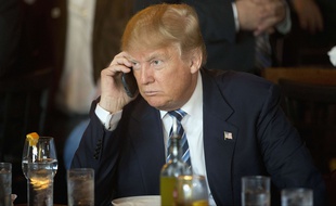 Donald Trump au téléphone en Caroline du Sud, le 18 février 2016.