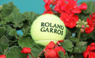 Une balle du tournoi de tennis de Roland Garros.