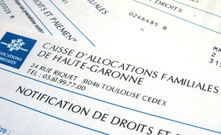 Des courriers de la CAF. Illustration