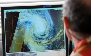 Un employé de Météo France le 2 janvier 2013 à Saint-Denis, à la Réunion, qui se prépare au passage du cyclone Dumile.