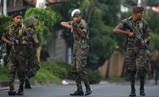 Des soldats du Honduras bloquent l'accès à la résidence du président du Honduras, Manuel Zelaya, dans la capitale du pays Tegucigalpa, le 28 juin 2009.