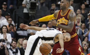 Tony Parker (San Antonio Spurs), face à LeBron James (Cleveland Cavaliers), le 15 janvier 2016.