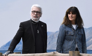 Karl Lagerfeld et Virginie Viard à la fin du défilé Chanel le 2 octobre 2018.