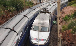 Deux jeunes filles d'une vingtaine d'années ont été grièvement blessées dans la nuit de dimanche à lundi à Menton, électrocutées par un caténaire, sur une locomotive à l'arrêt où elles étaient montées.