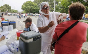 Une femme vaccine une patiente en Colombie en mars 2018 (illustration).