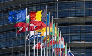 Devant le Parlement européen à Strasbourg.