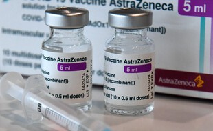 Des fioles du vaccin AstraZeneca.