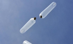 Des ballons d'hélium transportant des tracts au-dessus de la frontière entre la Corée du Sud et la Corée du Nord, le 29 octobre 2012 à Paju