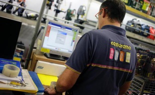Un employé de Castorama le 5 octobre 2013 dans le magasin de Créteil
