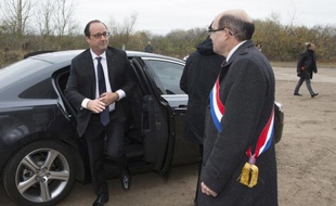 Le président français François Hollande accueilli par le député de Moselle Michel Liebgot, le 24 novembre 2014 à Uckange