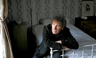 Alain Souchon n’a plus 10 ans mais se souvient des chansons qu’il aimait à cette époque.