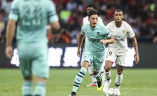 Mesut Özil face au PSG version jeunes pousse de Thomas Tuchel