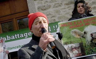 Alain de Peretti, président de Vigilance Halal, lors d'une manifestation contre la "ferme des 1000 veaux" à Saint-Martial-le-Vieux, dans la Creuse, le 17 janvier 2015