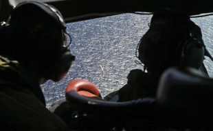 Recherches au dessus de l'Océan Indien pour tenter de trouver les restes de l'avion de la Malaysia airlines disparu, et la boite noire, le 4 avril 2014