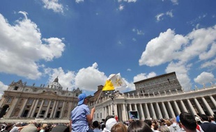 Des fidèles écoutent l'Angélus dominical du pape François place Saint-Pierre, au Vatican, le 18 mai 2014
