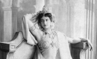 Alors quune dizaine dagents dormants russes vient dêtre arrêté aux Etats-Unis, retour sur ces espions célèbres qui ont réellement existé...
Mata Hari
Cette danseuse dorigine néerlandaise née Margaretha Geertruida (Grietje) Zelle fut fusillée par la France en 1917, accusée despionnage au profit de lAllemagne pendant la Première Guerre mondiale.