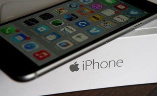 Un iPhone d'Apple sur sa boîte d'emballage, le 27 janvier 2015 à San Anselmo, en Californie.