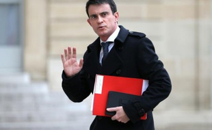 Le Premier ministre Manuel Valls à son arrivée au Conseil de défense à l'Elysée le 19 mars 2016