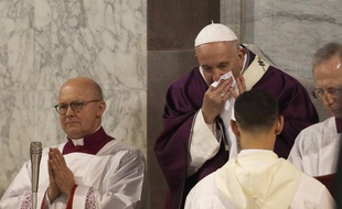 Le pape François le mercredi 26 février, célébrant le Mercredi des cendres. Le lendemain, il se déclarait « légèrement indisposé ».