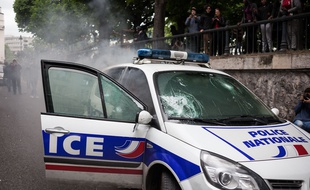 Une voiture de police incendiée à Paris en marge d'une manifestation sauvage contre les violences policières, le 18 mari 2016 à Paris.