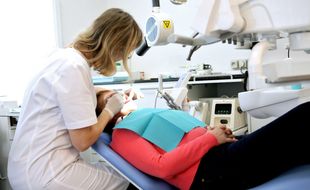 Patiente recevant des soins dans un cabinet dentaire.